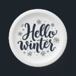 Hello Winter Christmas Snowflake Winter Season ペーパープレート<br><div class="desc">Hello winter，冬のタイポグラフィ，雪片デザイン，冬の恋人，冬の季節，冬の挨拶，居心地の良い冬，フェスティバルの雪片，クリスマスのデザイン，冬の精神</div>