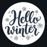 Hello Winter Christmas Snowflake Winter Season ラウンドシール<br><div class="desc">Hello winter，冬のタイポグラフィ，雪片デザイン，冬の恋人，冬の季節，冬の挨拶，居心地の良い冬，フェスティバルの雪片，クリスマスのデザイン，冬の精神</div>