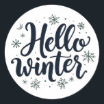 Hello Winter Christmas Snowflake Winter Season ラウンドシール<br><div class="desc">Hello winter，冬のタイポグラフィ，雪片デザイン，冬の恋人，冬の季節，冬の挨拶，居心地の良い冬，フェスティバルの雪片，クリスマスのデザイン，冬の精神</div>