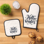 Hello Winter Christmas Snowflake Winter Season 鍋つかみ&鍋敷きセット<br><div class="desc">Hello winter，冬のタイポグラフィ，雪片デザイン，冬の恋人，冬の季節，冬の挨拶，居心地の良い冬，フェスティバルの雪片，クリスマスのデザイン，冬の精神</div>