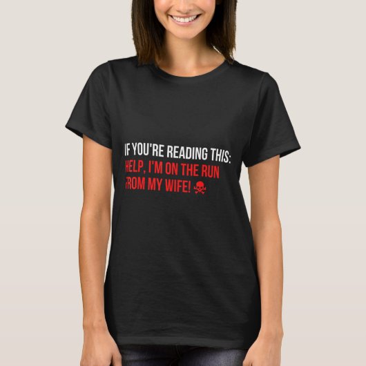 Help Im On The Run From My Wife Funny Sarcasm Joke Tシャツ (正面)