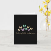 Helping Little Minds Grow Butterfly Retro Teacher カード (黄色い花)