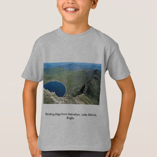 Helvellynの湖地区、Englaからの大またに歩く端 Tシャツ (正面)