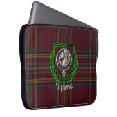 Hepburn Scottish Clan Tartan and Crest ラップトップスリーブ (正面右)