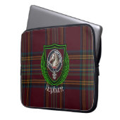 Hepburn Scottish Clan Tartan and Crest ラップトップスリーブ (正面左)