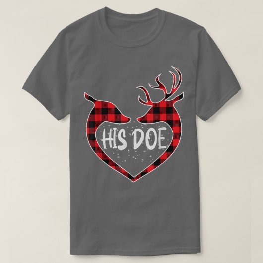 Her Buck His Doe Reindeer Xmas Pajamas Matching Co Tシャツ (デザイン正面)
