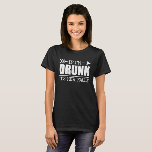 HER FAULT   Men  Cool Drinking Drunk Tシャツ (正面フル)