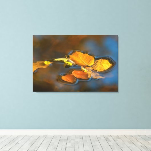 Herbstblätter im See キャンバスプリント (インサイチュ (ウッドフロア))