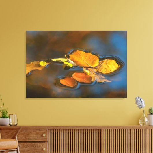 Herbstblätter im See キャンバスプリント (インサイチュ (リビング))