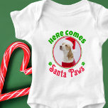 Here 来 Santa Paws Christmas Dog Photo Red Gree ベビーボディスーツ<br><div class="desc">ベビーの犬の妹や犬のブロースの写真と一緒にパーソナライズされた、この可愛いクリスマスベビーのボディスーツで休日のためにあなたのベビーをドレス。サンタ・ポーズ。「Here 来 Santa Paws」文字は可能カスタマイズだ。休日素晴らしの写真!!!新生児を持つ犬のお母さんや犬のパパに思いやりある贈り物をする。赤と緑の文字とアクセント。</div>