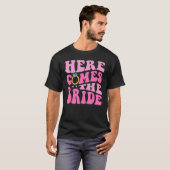 Here Come The Bride Bridal Bridesmaid Groovy Bache Tシャツ (正面フル)