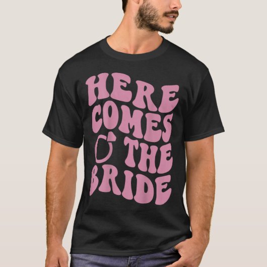 Here Comes Bride Groovy Groom Engaged Mrs Bachelor Tシャツ (正面)