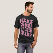 Here Comes Bride Groovy Groom Engaged Mrs Bachelor Tシャツ (正面フル)