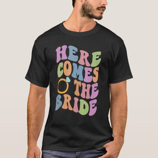 Here Comes The Bride Bachelorette Party のトレンディなウェデ Tシャツ (正面)