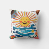 Here Comes the Sun – Boho Beach Vibes Throw Pillow クッション (正面)