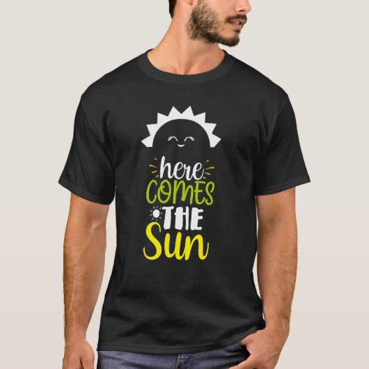 Here Comes the Sun Sunshine Sunny Days Outdoors Fu Tシャツ (正面)