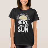 Here Comes the Sun Sunshine Sunny Happy Days Brigh Tシャツ (正面)