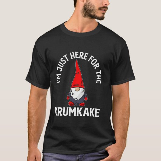 Here For The Krumkake Gnomes Christmas Day Novelty Tシャツ (正面)