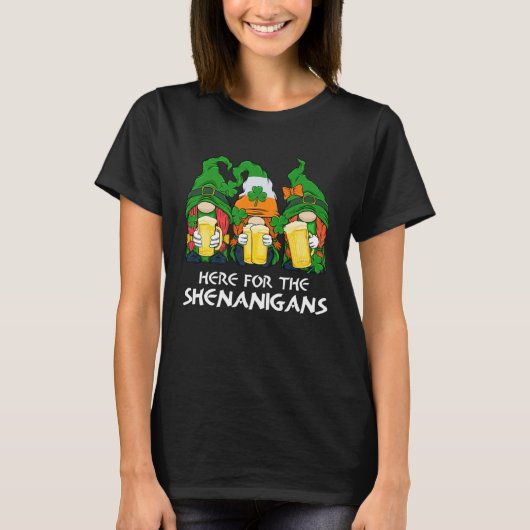 Here For The Shenanigans Gnome Beer St Patricks Da Tシャツ (正面)