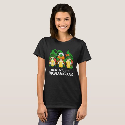 Here For The Shenanigans Gnome Beer St Patricks Da Tシャツ (正面フル)