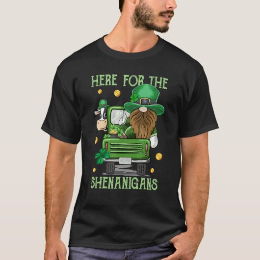 Here For The Shenanigans Gnome Cow Cattle for St P Tシャツ (正面)