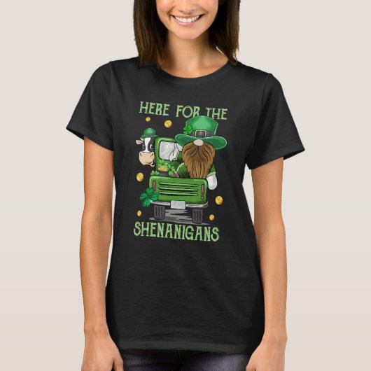 Here For The Shenanigans Gnome Cow Cattle for St P Tシャツ (正面)