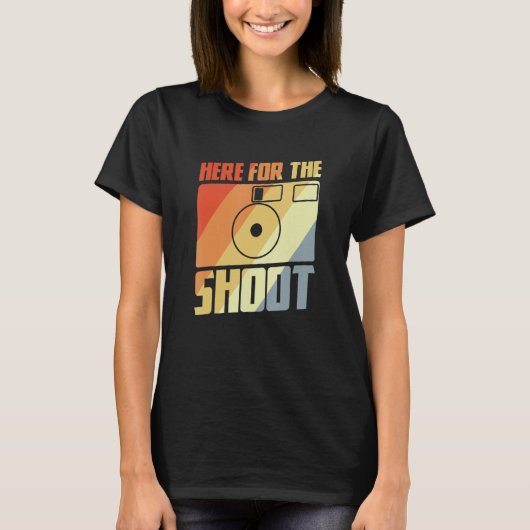 Here For The Shoot  Photography Joke Camera Enthus Tシャツ (正面)