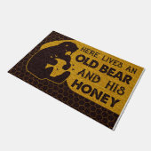 Here Lives An Old Bear And His Honey ドアマット (アングル)