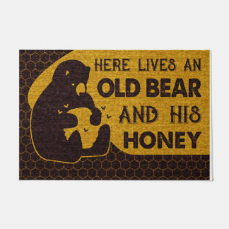 Here Lives An Old Bear And His Honey ドアマット
