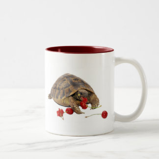 Hermannのカメおよびいちご ツートーンマグカップ