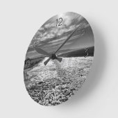 Hermosaビーチ、白黒の写真 ラウンド壁時計 (傾斜)