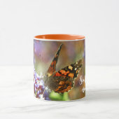 Hermosa Mariposa polinizando flores マグカップ (中央)