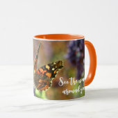 Hermosa Mariposa polinizando flores マグカップ (正面右)