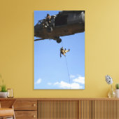 HH-60からパラレースキューマンがラッパを吹く キャンバスプリント (インサイチュ (リビング))