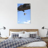 HH-60からパラレースキューマンがラッパを吹く キャンバスプリント (インサイチュ (寝室))