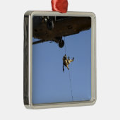 HH-60からパラレースキューマンがラッパを吹く メタルオーナメント (右)