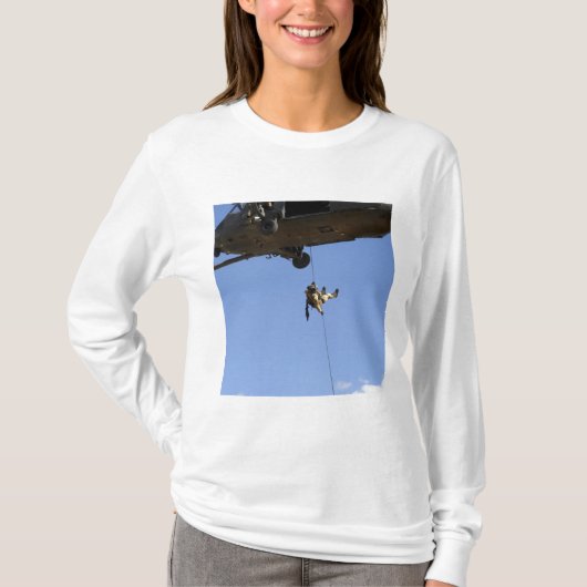 HH-60からパラレースキューマンがラッパを吹く Tシャツ (正面)