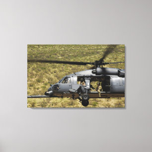 HH-60は砂漠にタカを飛びます舗装します キャンバスプリント