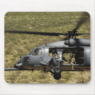 HH-60は砂漠にタカを飛びます舗装します マウスパッド
