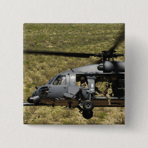 HH-60は砂漠にタカを飛びます舗装します 缶バッジ