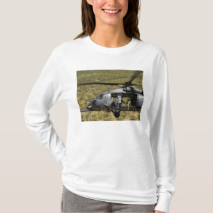 HH-60は砂漠にタカを飛びます舗装します Tシャツ