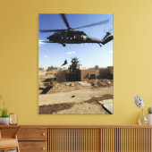 HH-60 2からパラレースキューマンがラッパを吹く キャンバスプリント (インサイチュ (リビング))