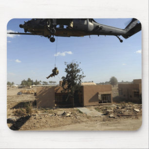 HH-60 2からパラレースキューマンがラッパを吹く マウスパッド
