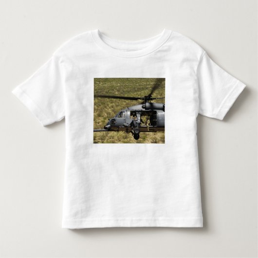 HH-60 Pave Hawkは砂漠を飛行する トドラーTシャツ (正面)