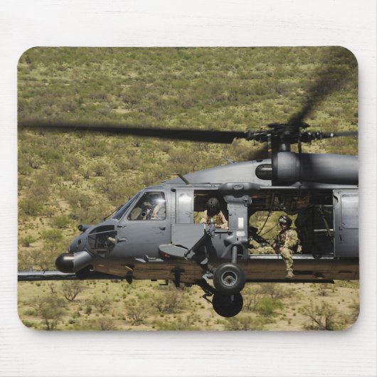 HH-60 Pave Hawkは砂漠を飛行する マウスパッド (正面)