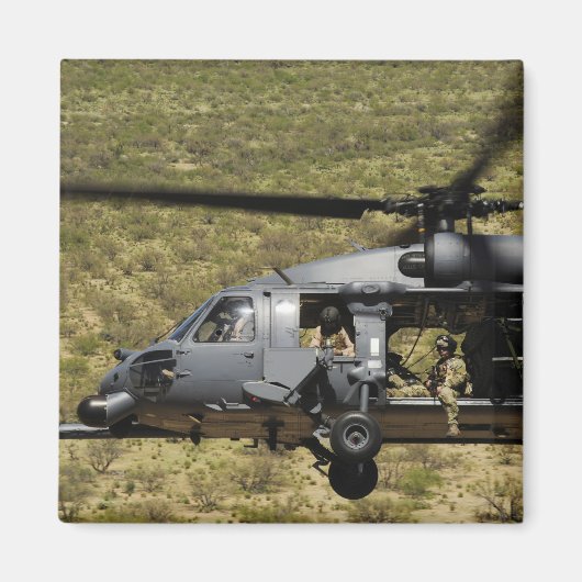 HH-60 Pave Hawkは砂漠を飛行する マグネット (正面)