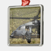 HH-60 Pave Hawkは砂漠を飛行する メタルオーナメント (左)