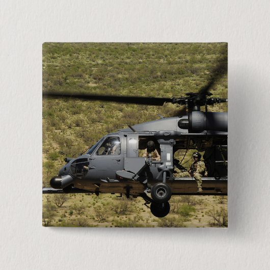HH-60 Pave Hawkは砂漠を飛行する 缶バッジ (正面)