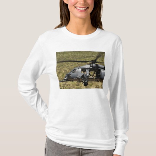 HH-60 Pave Hawkは砂漠を飛行する Tシャツ (正面)