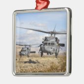 HH-60 Pavehawkヘリコプター2機がLANに備えている メタルオーナメント (左)